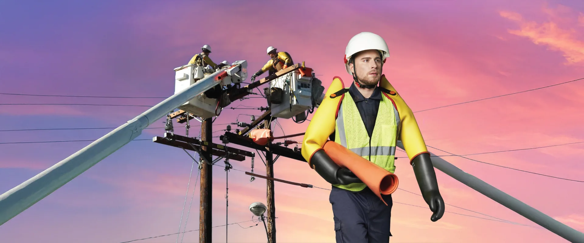 Liniero con mangas y guantes aislantes dieléctricos trabajando en redes eléctricas