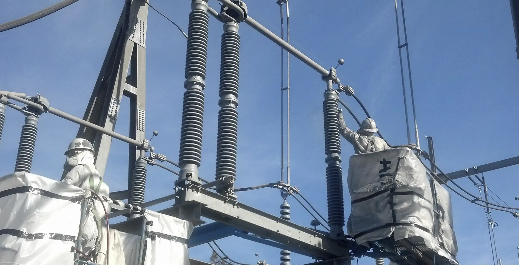 Trabajos en subestación eléctrica con equipos de protección